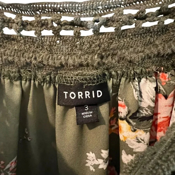 Torrid Olive Green Blouse Size 3 Crochet Neckline Floral Pattern Cold Shoulder - Picture 8 of 8
